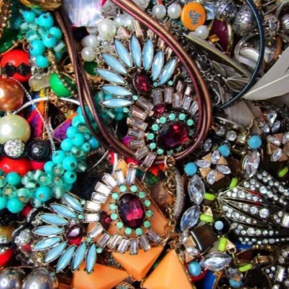 Huge 3 LBs vintage costume jewelry lot~ Gold sterling silver pearls rhinestones - Picture 6 of 9